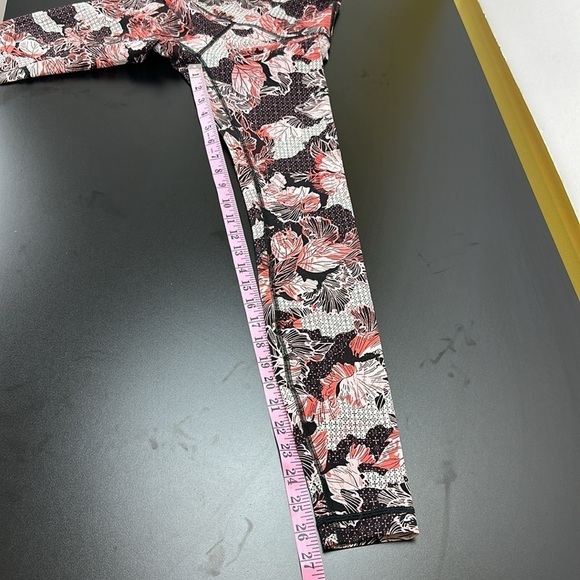 Lululemon Wunder Under Luxtreme High Rise Artisan Spring Lunar New Year Size 2 - Picture 8 of 11